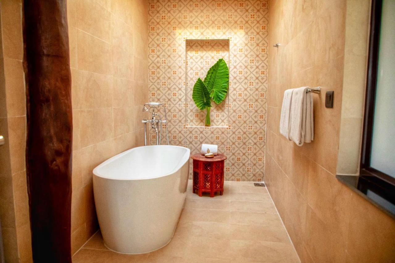 Miraaya Wellness Hotel Chitwan Bagian luar foto
