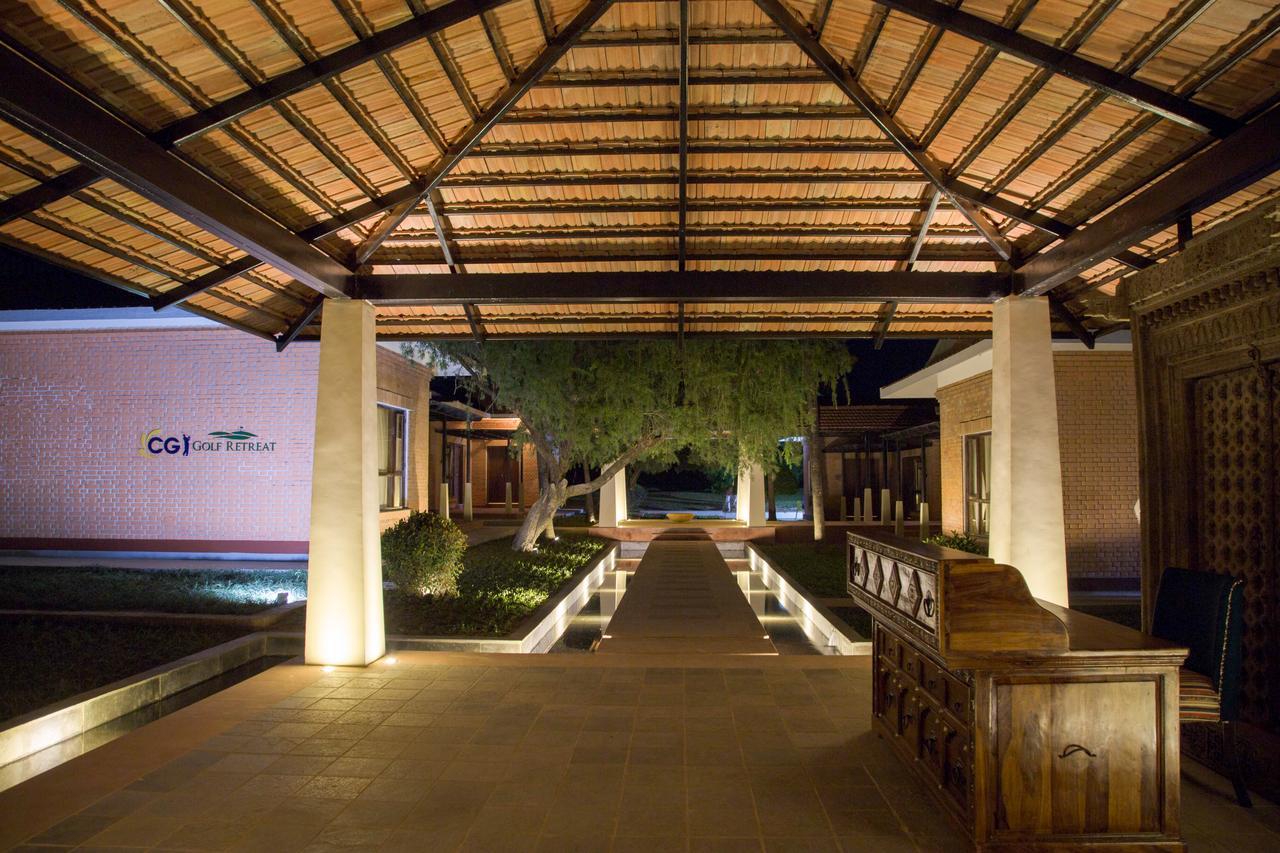 Miraaya Wellness Hotel Chitwan Bagian luar foto