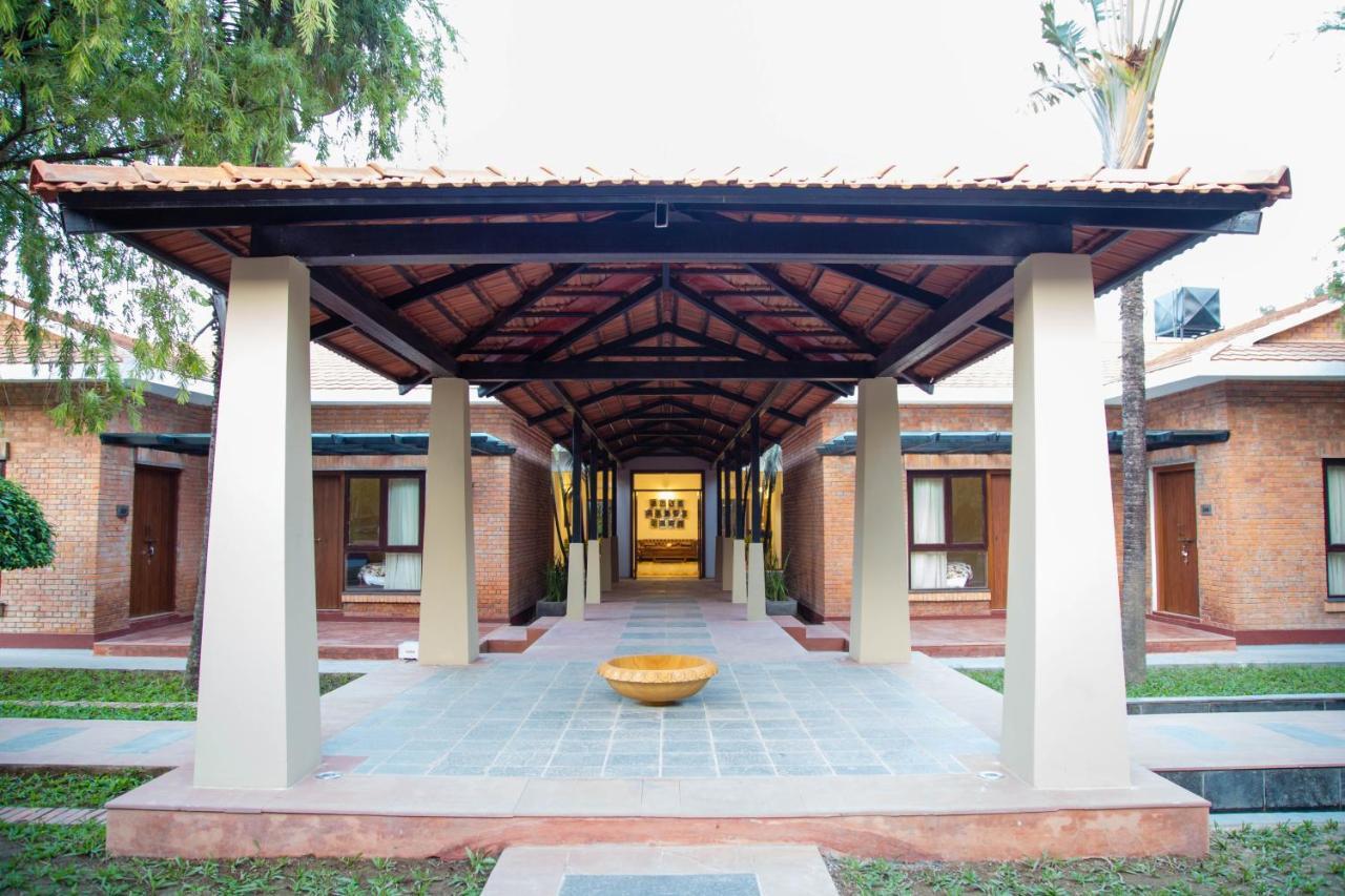 Miraaya Wellness Hotel Chitwan Bagian luar foto